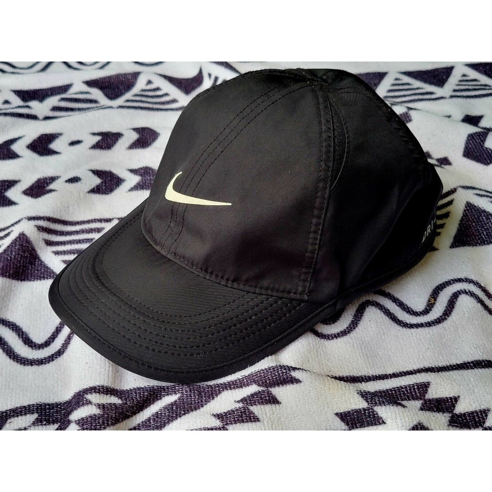 Nike Women's Featherlight Dri Fit Hat In Black.